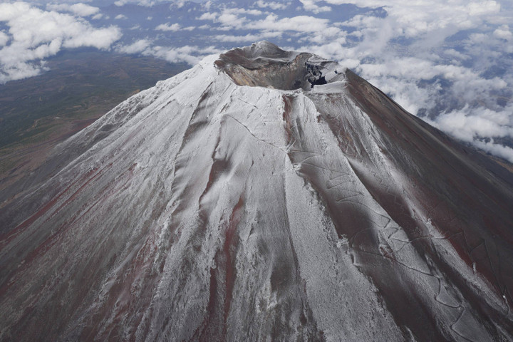 Telat 21 Hari, Gunung Fuji Akhirnya Ditutup Salju Pertama Musim Ini