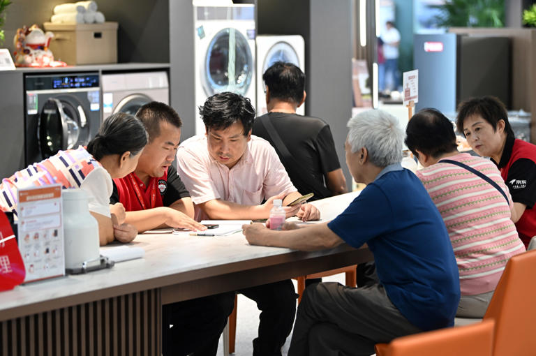 9月17日,消费者在天津京东MALL超级体验店选购家电。新华社记者 李然 摄 9月17日,消费者在天津京东MALL超级体验店选购家电。新华社记者 李然 摄