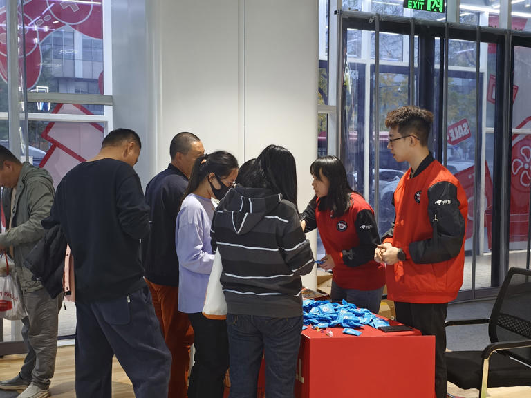 11月3日,消费者在服务台前咨询。新华社记者 隋福毅 摄 11月3日,消费者在服务台前咨询。新华社记者 隋福毅 摄