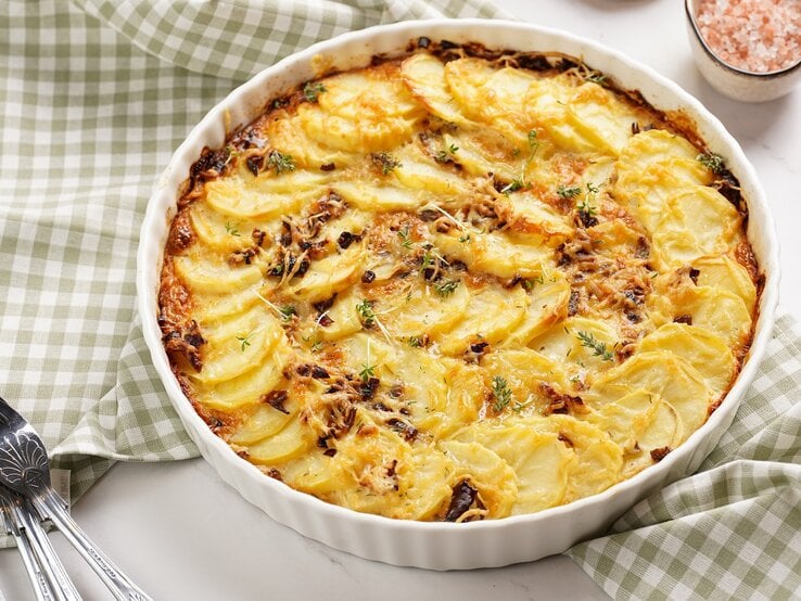 Kartoffelauflauf mit Hackfleisch und Rosenkohl aus dem Ofen