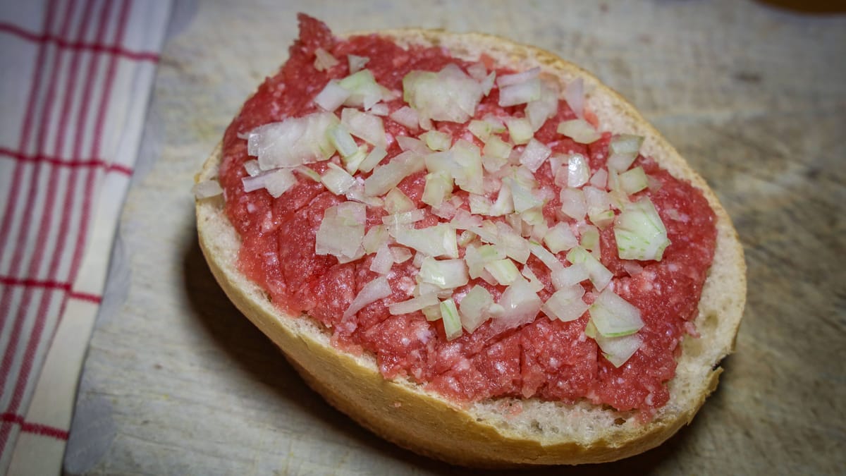 Hackfleisch: Mett, Tatar, Hackepeter – was ist der Unterschied?