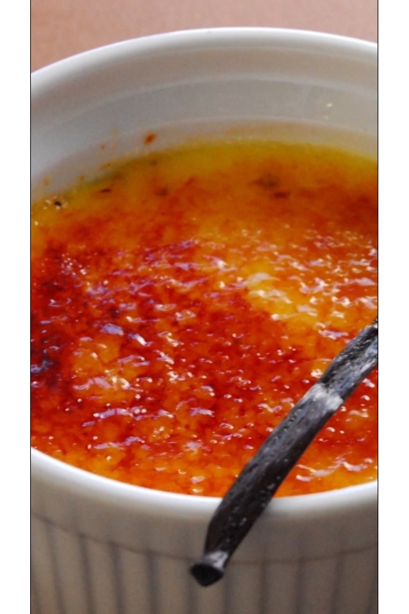 Zubereitung von Crème brûlée mit Vanille als Hauptzutat