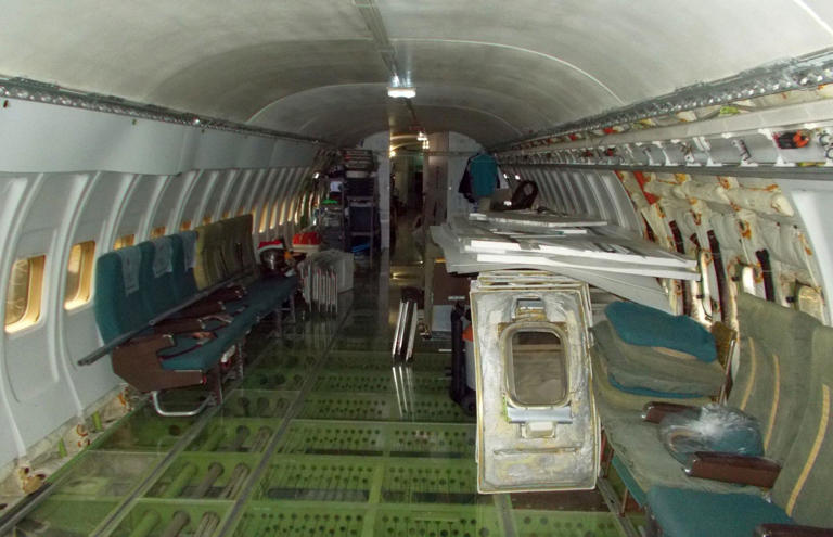 Inside a 727 plane that's now one man's home
