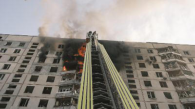 Ein trauriges, fast tägliches Bild in der Ukraine: Feuer in einem Zivilgebäude durch einen russischen Angriff.