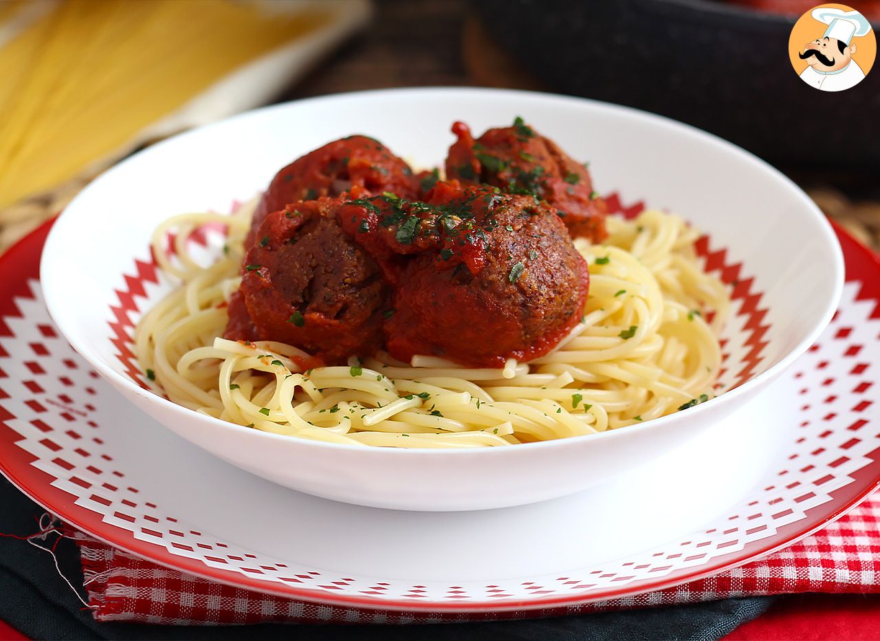 Vegetarische seitanbällchen in tomatensauce