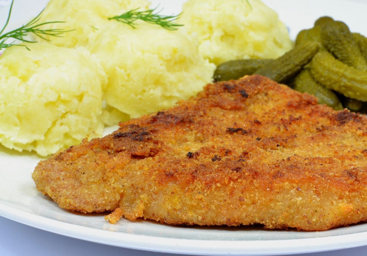 So gelingen knusprige Schweinekoteletts: Mineralwasser als Geheimwaffe