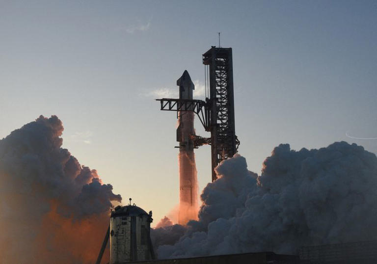 Foguete da SpaceX decola de plataforma de lançamento próxima de Brownsville, no Texas 18/11/2023 REUTERS/Joe Skipper