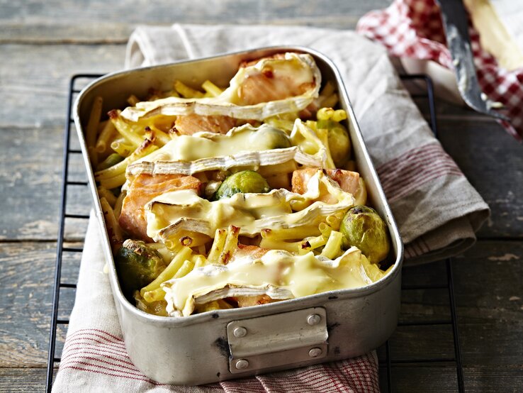Makkaroni-Auflauf mit Lachs, Camembert und Rosenkohl