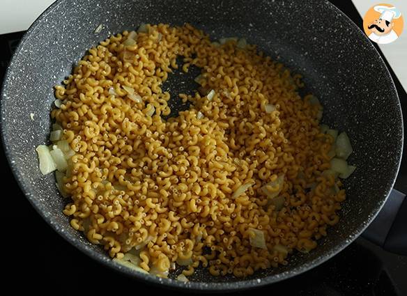 Risotto mit nudeln, erbsen, zucchini, knoblauch und kräuterkäse