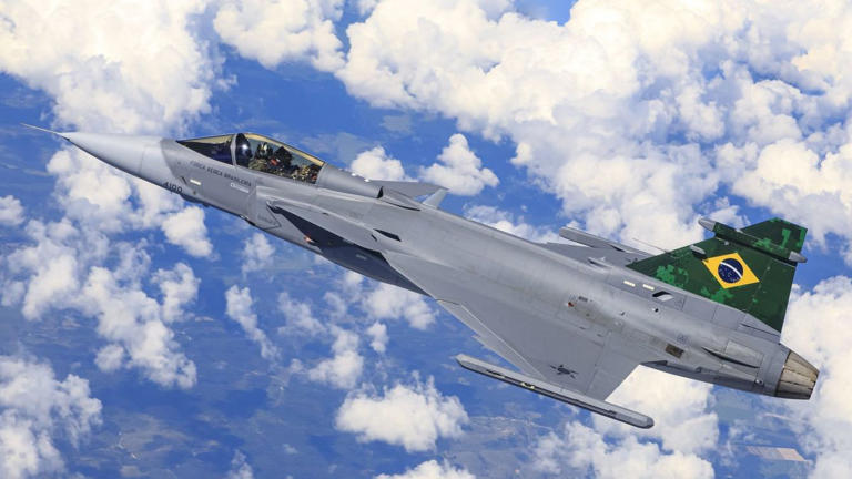 Saiba como são os caças Gripen que o Brasil comprou, mas que vão atrasar para chegar