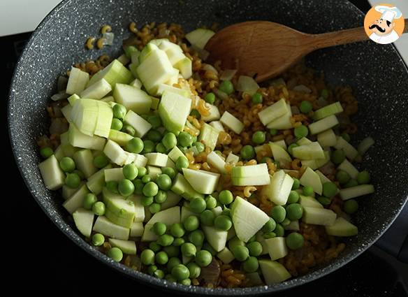 Risotto mit nudeln, erbsen, zucchini, knoblauch und kräuterkäse