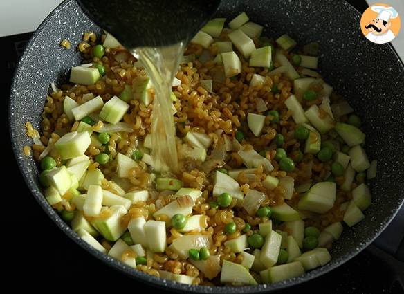 Risotto mit nudeln, erbsen, zucchini, knoblauch und kräuterkäse