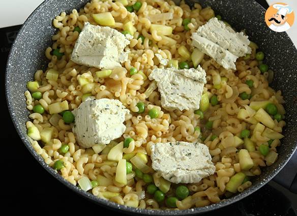 Risotto mit nudeln, erbsen, zucchini, knoblauch und kräuterkäse