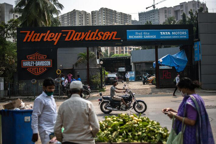 Um ponto de venda da Harley-Davidson em Mumbai, na Índia, perto do final do primeiro mandato de Trump, quando as tarifas tornaram as motocicletas da empresa mais caras naquele país Foto: Rebecca Conway/NYT