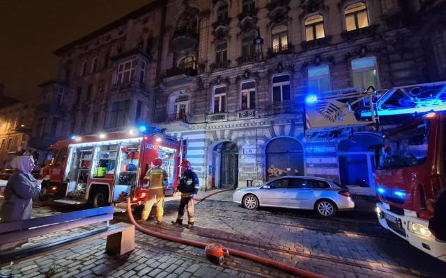 Śmiertelny pożar w centrum Łodzi. Mężczyzna nie żyje, roczne dziecko i 32-letnia kobieta po reanimacji ZDJĘCIA