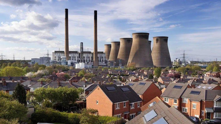 Salah satu pembangkit listrik batu bara yang sudah tidak beroperasi di Ferrybridge, West Yorkshire, Inggris, diubah menjadi sistem penyimpanan energi baterai