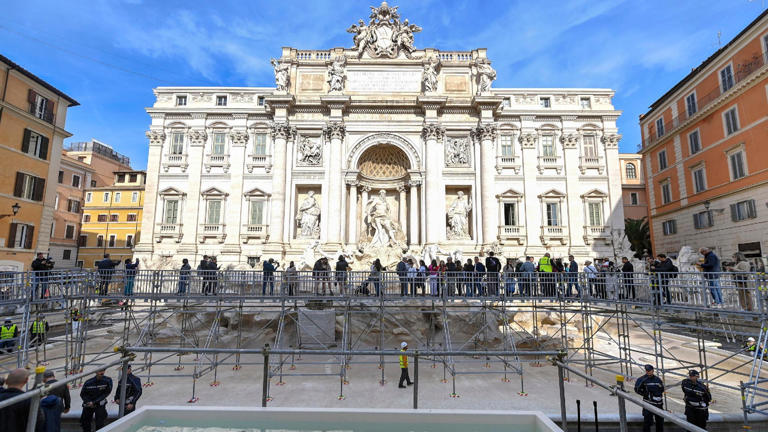 Fontana di Trevi, inaugurata la passerella