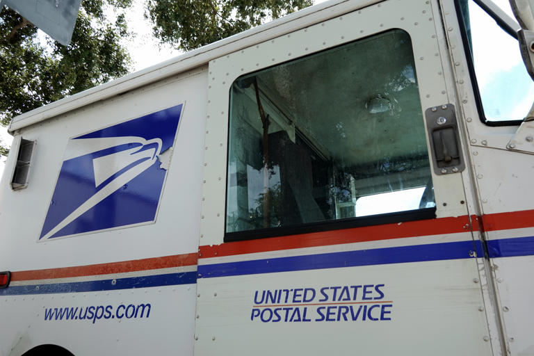 Is There Mail on Veterans Day? Post Office, UPS, FedEx Hours