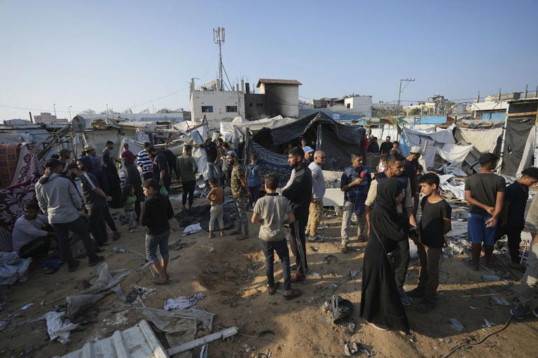 Palestinianos renem-se no local de um ataque israelita no ptio do Hospital Al-Aqsa em Deir al-Balah, 9 de novembro de 2024 Abdel Kareem Hana/AP