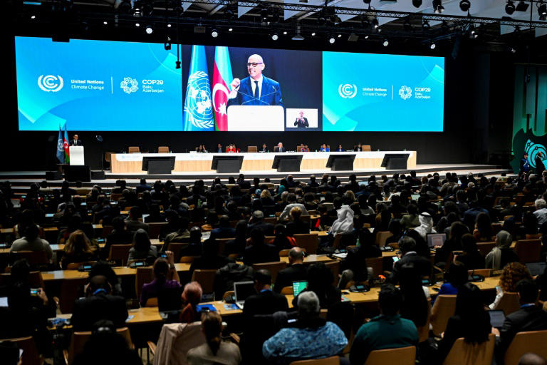 O secretário executivo da Convenção-Quadro da ONU sobre Mudanças Climáticas, Simon Stiell, discursa na cerimônia de abertura da COP29