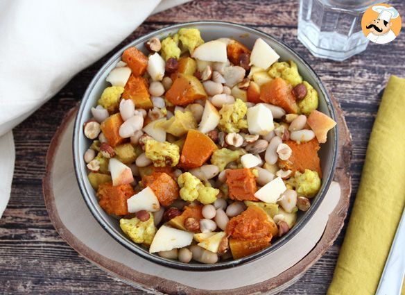 Salat mit weißen bohnen, butternusskürbis, blumenkohl, apfel, haselnüssen