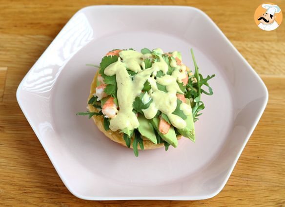 Sandwich mit garnelen, avocado und koriander