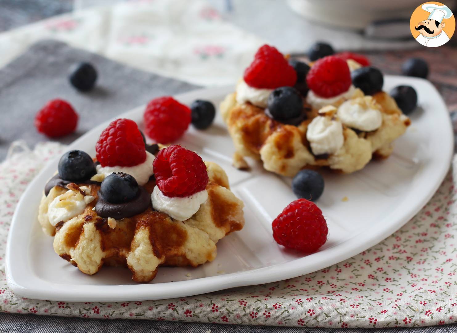 Gefüllte waffeln mit früchten, schokolade und schlagsahne
