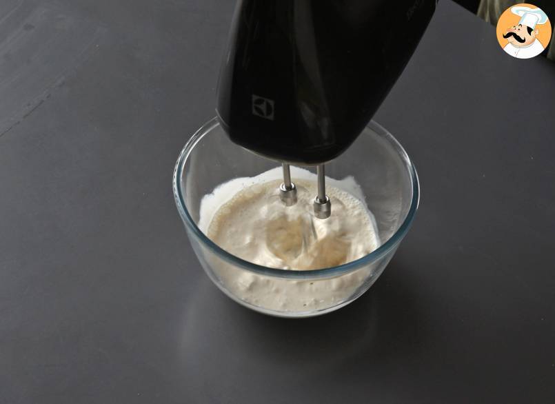 Gefüllte waffeln mit früchten, schokolade und schlagsahne