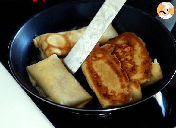 Crêpes gefüllt mit béchamel, käse und schinken