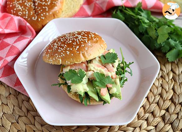 Sandwich mit garnelen, avocado und koriander