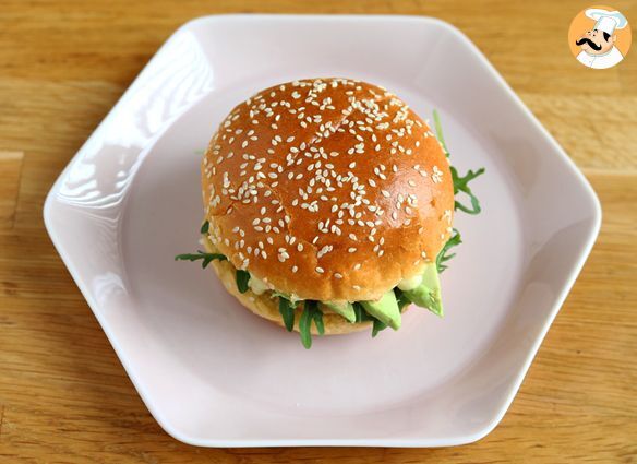 Sandwich mit garnelen, avocado und koriander