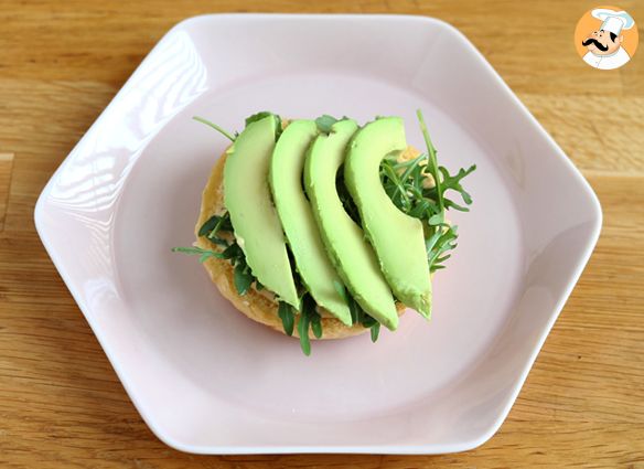 Sandwich mit garnelen, avocado und koriander