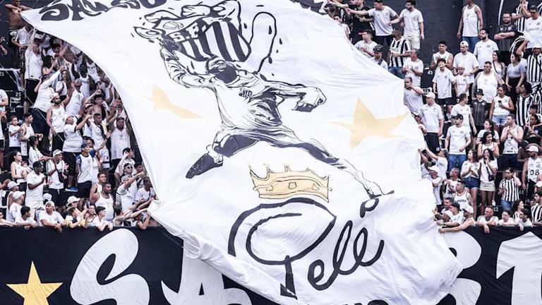 Torcida do Santos estende bandeira em homenagem ao Rei Pel na Vila Belmiro | Raul Baretta/Santos FC