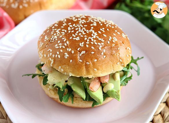 Sandwich mit garnelen, avocado und koriander
