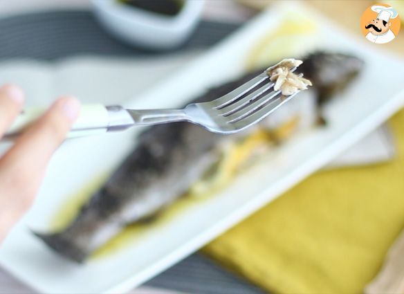 Gebackene forelle mit thymian und olivenöl