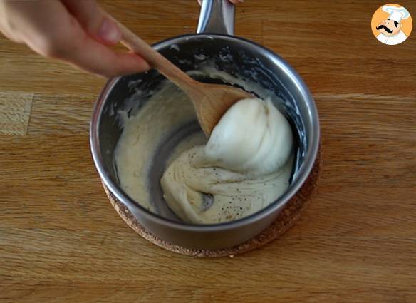Crêpes gefüllt mit béchamel, käse und schinken