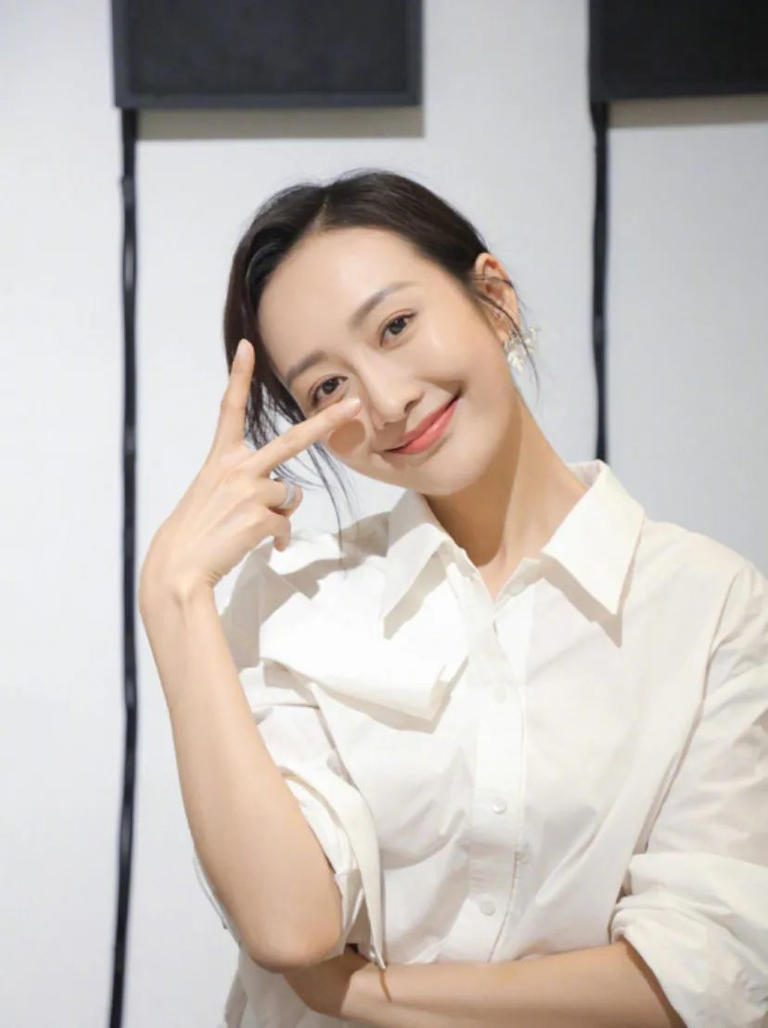 王鸥 42岁王鸥好美，素颜肌肤无可挑剔，难怪是“直男女神”