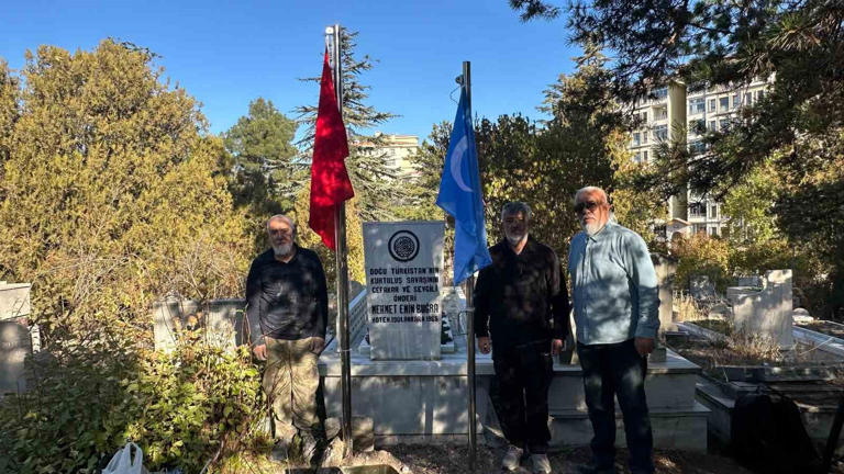 ANKARA’DA VATANDAŞLAR, 12 KASIM DOĞU TÜRKİSTAN MİLLİ GÜNÜ NEDENİYLE, DOĞU TÜRKİSTAN İSLAM CUMHURİYETİ'NİN KURUCUSU VE İLK CUMHURBAŞKANI MEHMET EMİN BUĞRA’NIN KABRİNE DOĞU TÜRKİSTAN VE TÜRK BAYRAĞI DİKTİ.