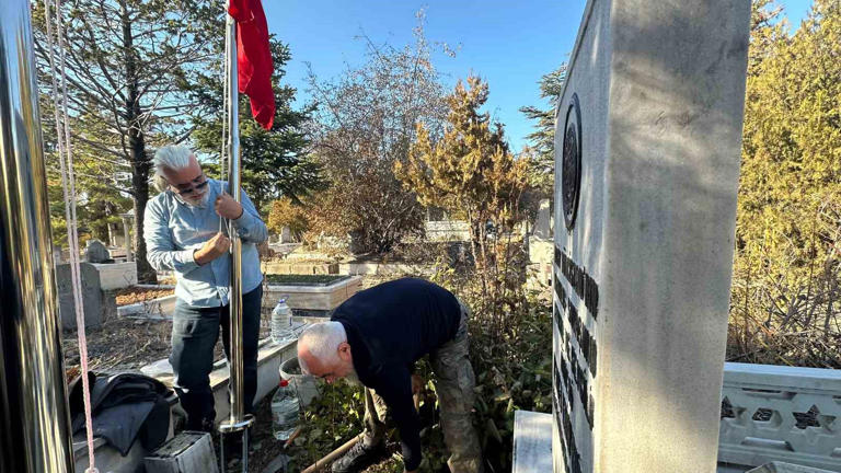 ANKARA’DA VATANDAŞLAR, 12 KASIM DOĞU TÜRKİSTAN MİLLİ GÜNÜ NEDENİYLE, DOĞU TÜRKİSTAN İSLAM CUMHURİYETİ'NİN KURUCUSU VE İLK CUMHURBAŞKANI MEHMET EMİN BUĞRA’NIN KABRİNE DOĞU TÜRKİSTAN VE TÜRK BAYRAĞI DİKTİ.