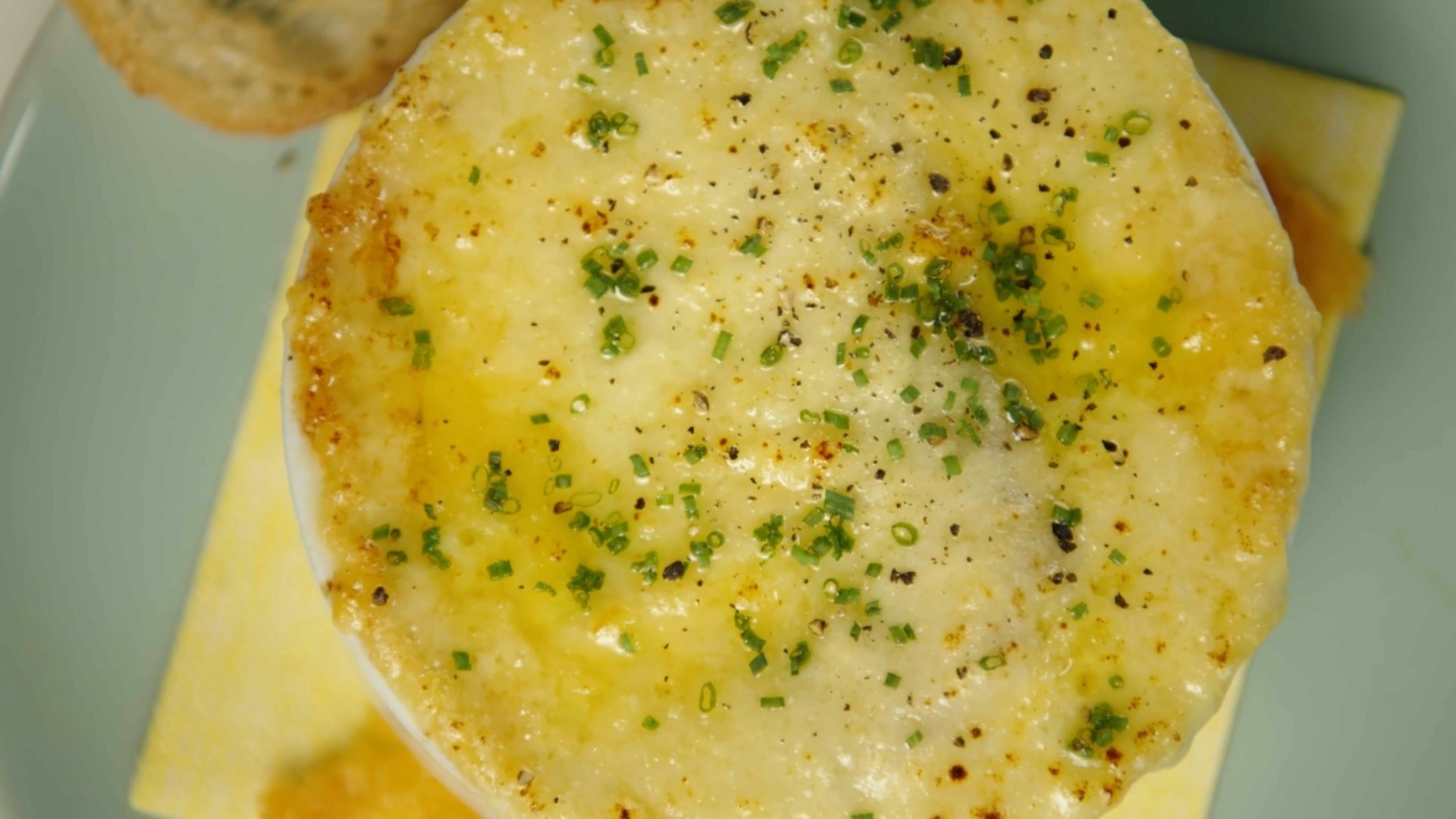 Klassische französische Zwiebelsuppe, ein warmer und schmackhafter Genuss