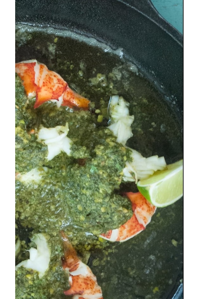 Gebratener Hummer mit geröstetem Knoblauch und Chimichurri-Butter