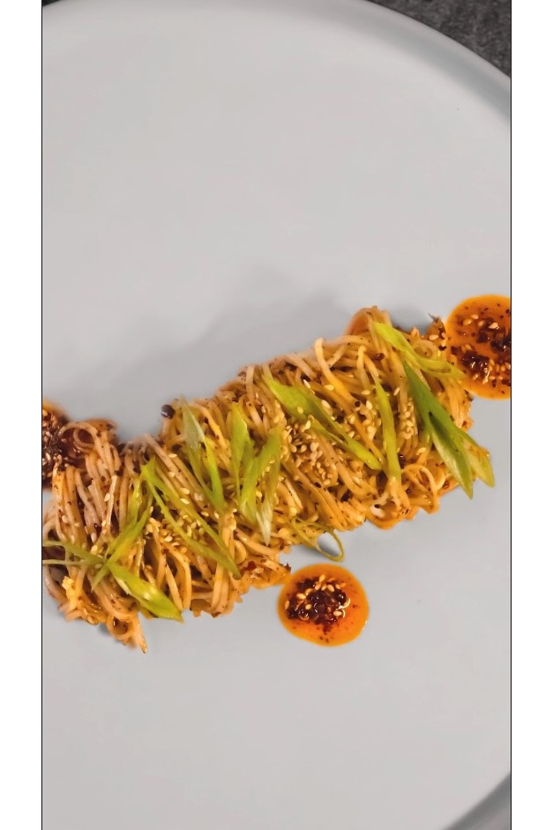 Würzige chinesische basische Nudeln mit Szechuan-Schärfe
