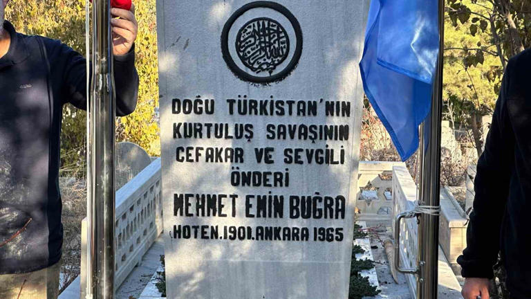 ANKARA’DA VATANDAŞLAR, 12 KASIM DOĞU TÜRKİSTAN MİLLİ GÜNÜ NEDENİYLE, DOĞU TÜRKİSTAN İSLAM CUMHURİYETİ'NİN KURUCUSU VE İLK CUMHURBAŞKANI MEHMET EMİN BUĞRA’NIN KABRİNE DOĞU TÜRKİSTAN VE TÜRK BAYRAĞI DİKTİ.