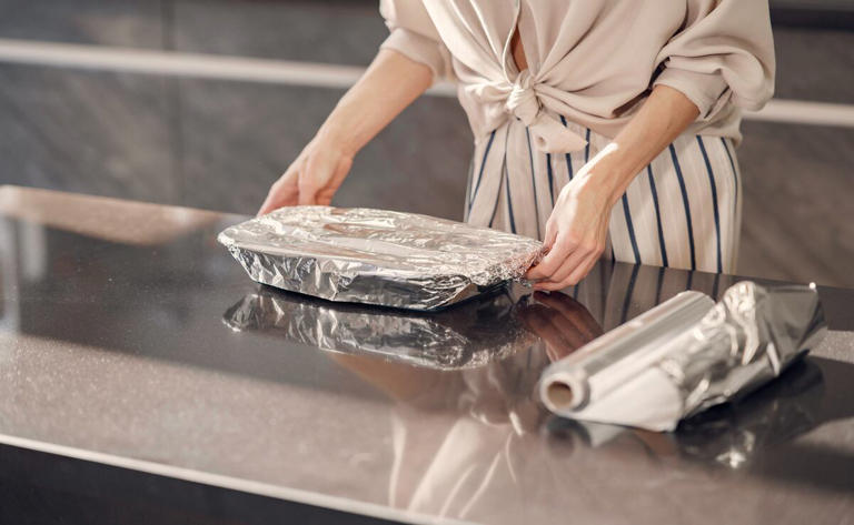 Te decimos cómo utilizar mejor el papel aluminio en la cocina. Foto: Freepik