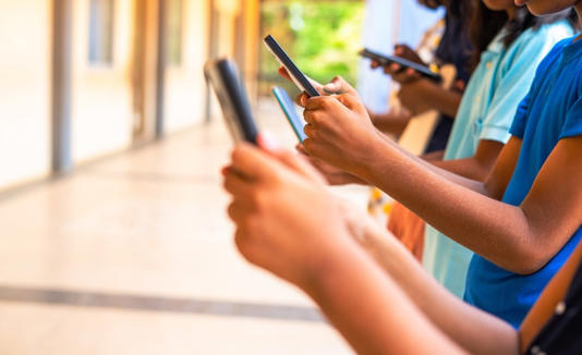 Pesquisas têm mostrado os prejuízos causados pelo celular à aprendizagem de crianças e adolescentes Foto: LP