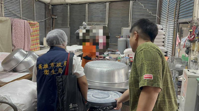 高雄三民區某知名早餐店，被顧客發現饅頭內包有2條棉線，此事引起衛生局關注前往稽查。（圖／翻攝畫面）