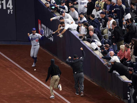 Mookie Betts protestando ante los umpires. (AFP)