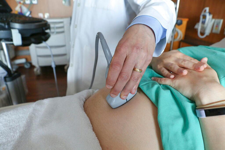 Fotografía de archivo del 7 de agosto de 2018 de un médico realizando un ultrasonido en una mujer embarazada en un hospital. (AP Foto/Teresa Crawford, Archivo)