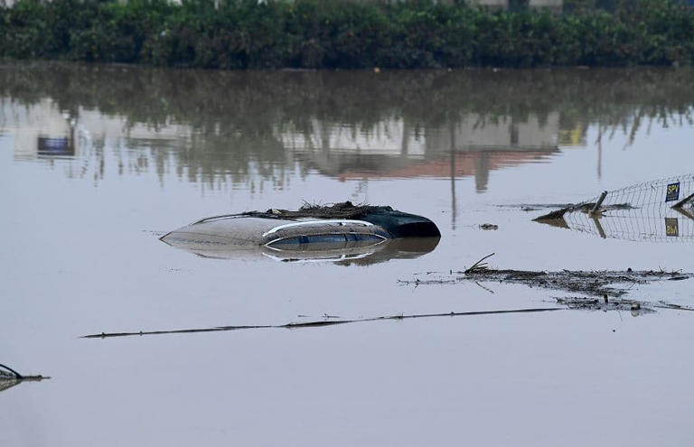 Une voiture sous l'eau près de Valence en Espagne après les inondations qui ont touché le sud-est du pays faisant au moins 51 morts