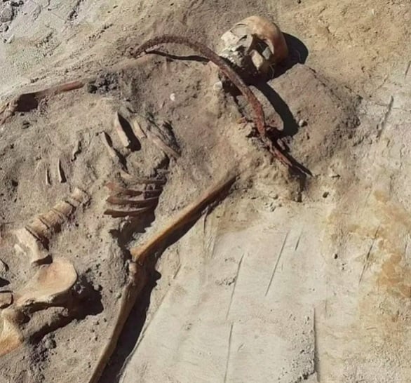 Arqueólogos encontram mulher ‘vampira’: foice no pescoço e cadeado no pé